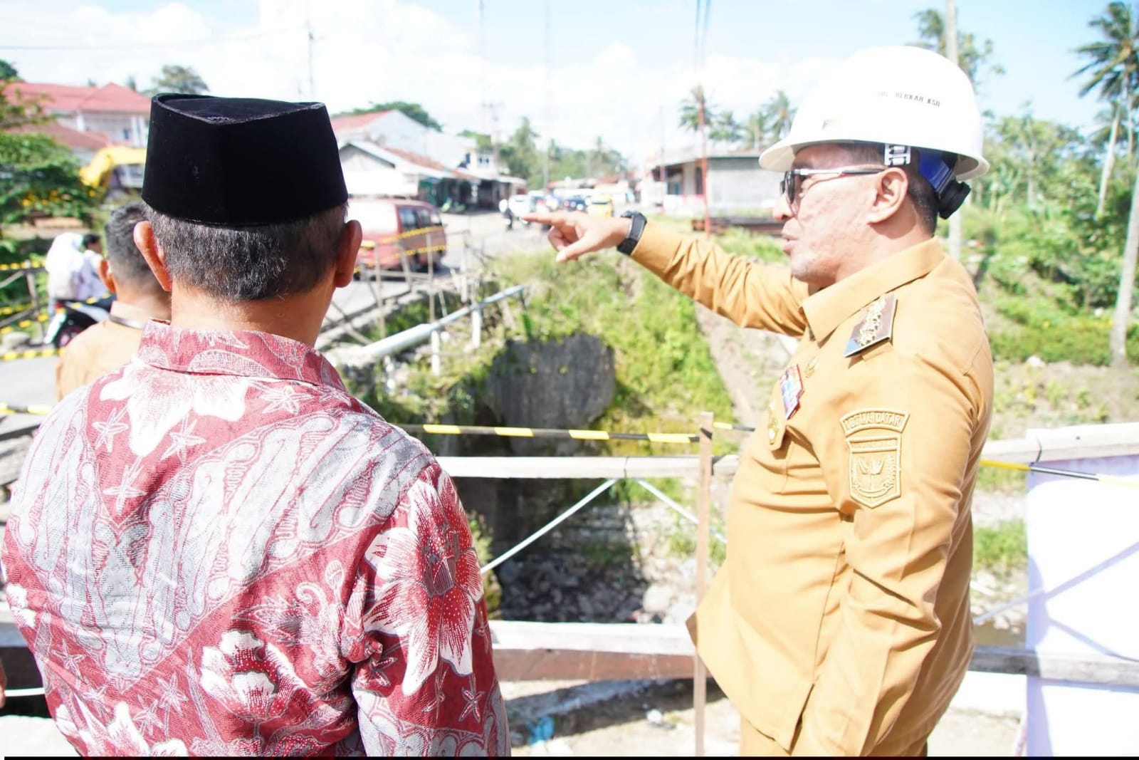  Bupati Tanahdatar Eka Putra tinjau jembatan bekas galodo 2024 lalu, didampingi Anggota DPRD Provinsi Sumbar Zuldafri Darma. (chandra antoni)